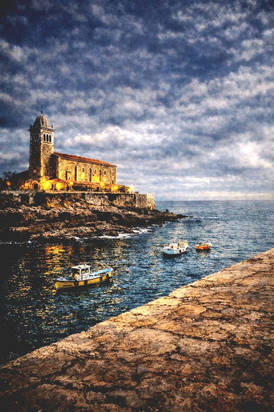 Puerto de Luanco al anochecer con la iglesia de Santa María.